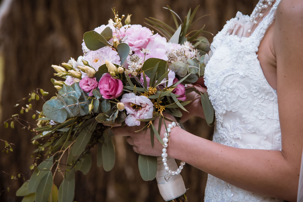 Read more about the article Wedding Bouquet Flowers Explained: Seasonal Picks and Their Meanings